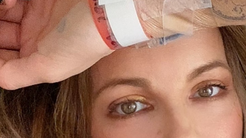 Какво се случва с Кейт Бекинсейл – актрисата сподели снимка от болницата
