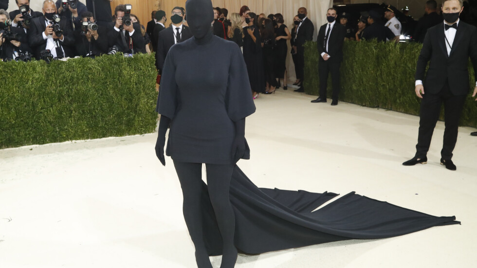Ким Кардашиян в черно и без лице - визията, която разедини модните критици