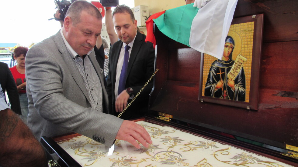  Ризата на св. Петка от Яш дойде в подарък за наш манастир (СНИМКИ) 