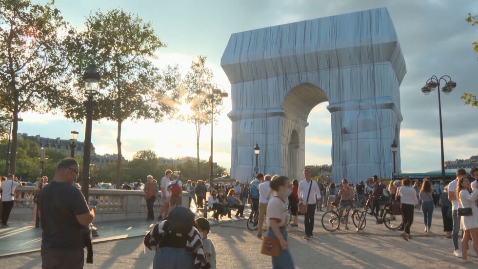 Хиляди се стичат в Париж да видят опакованата Триумфална арка
