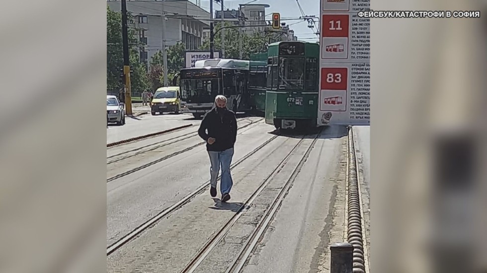 Трамвай и автобус се удариха в столицата, има пострадали