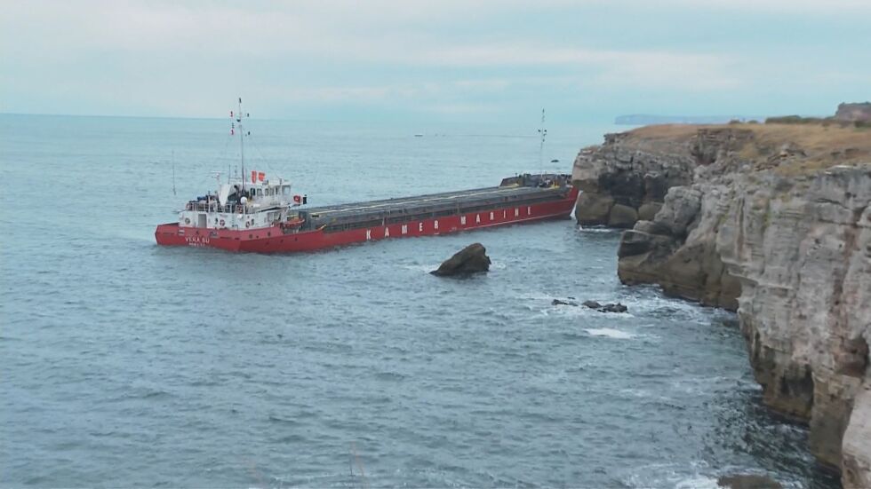Продължава изясняването на причините за засядането на кораб край Камен бряг 