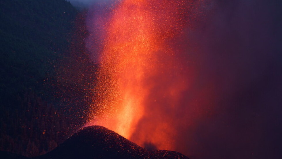 Вулканът на Канарските острови: Дрон засне как лава пада в плувен басейн