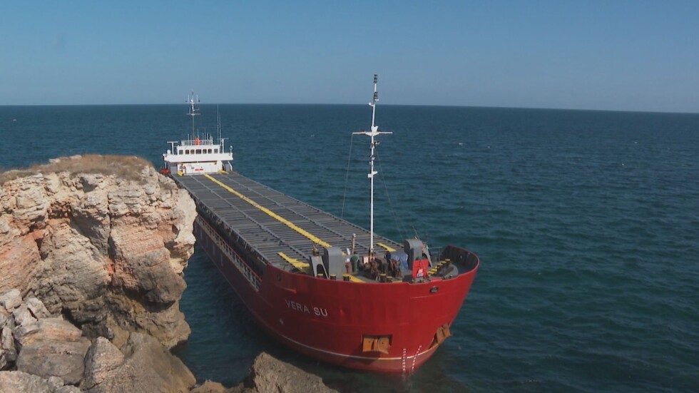 Кризисен щаб търси изход от ситуацията със заседналия кораб край Камен бряг