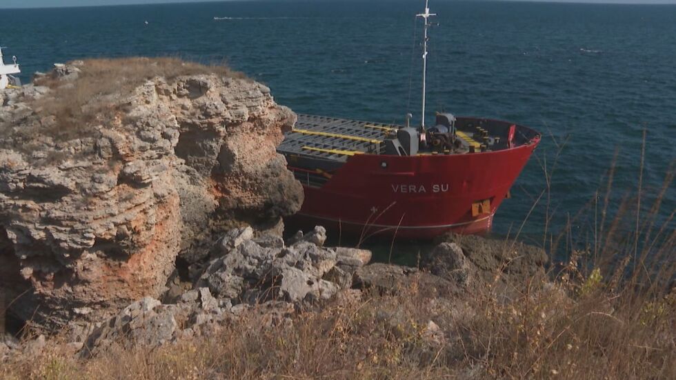Плаващ кран тръгва към заседналия кораб край Камен бряг
