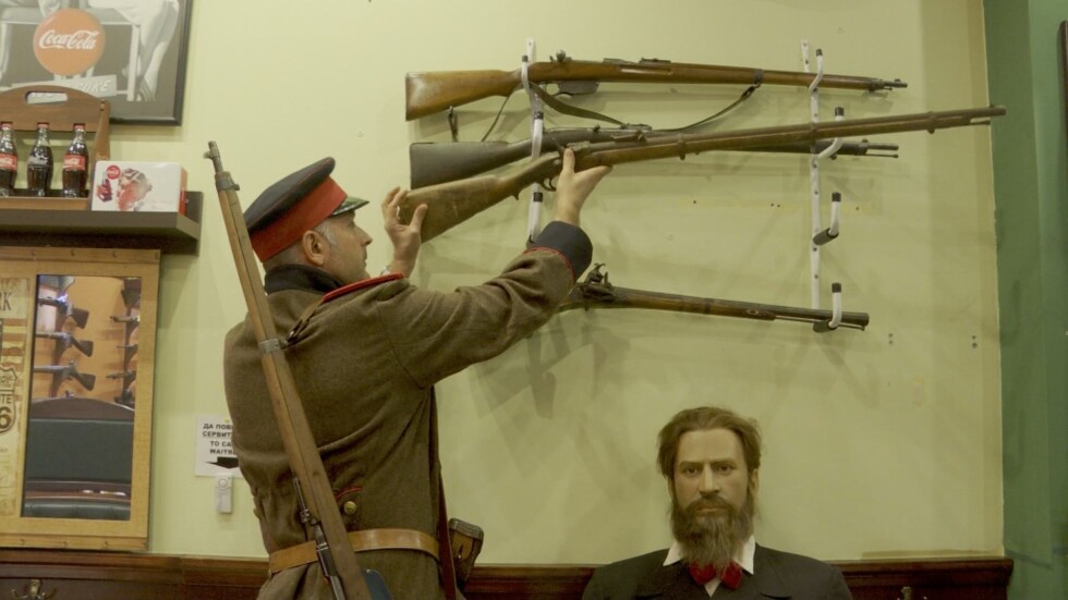 Нестандартна изложба: Показаха оръжие от XVIII, XIX и XX в. в казанлъшко заведение  
