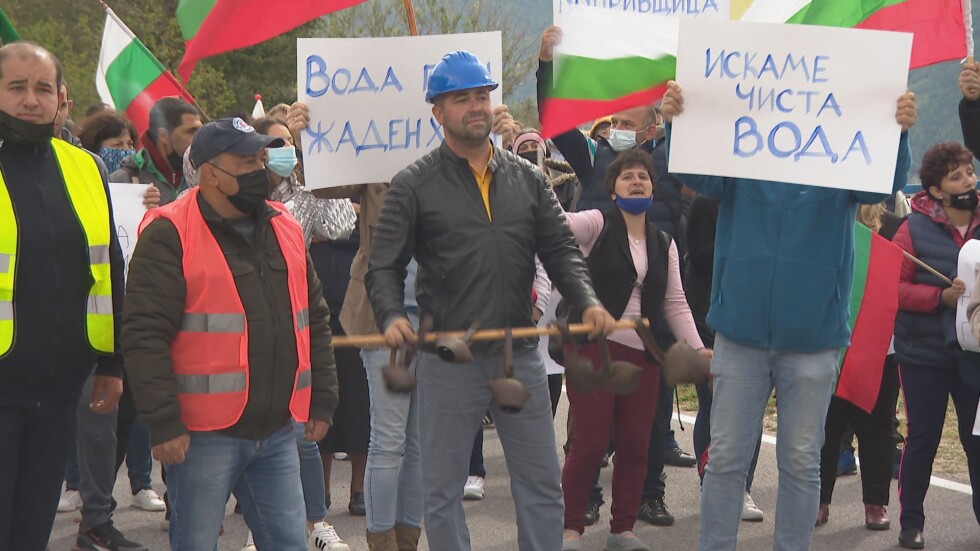 Протест и блокада в Копривщица заради проблеми с канализацията