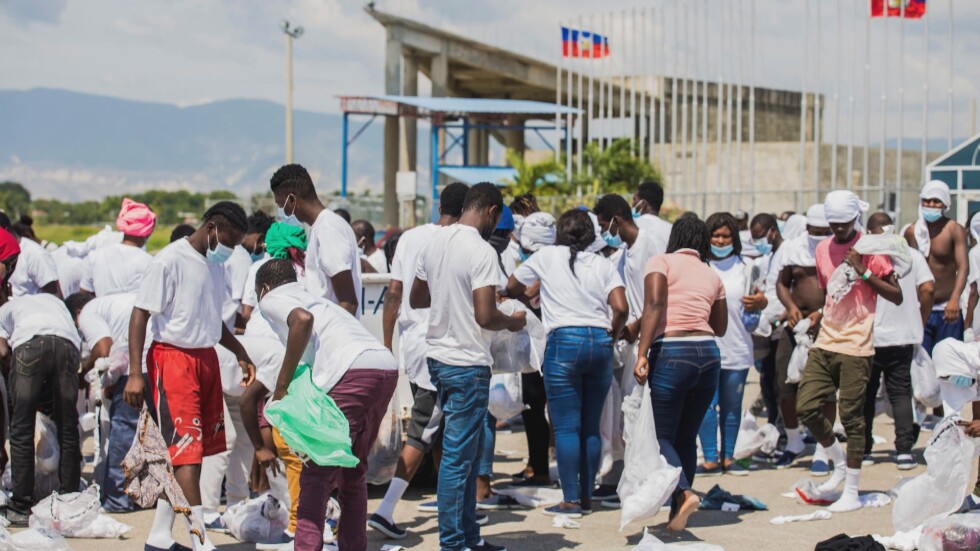Гняв на летището в Хаити: Бежанци нападнаха самолета, докарал ги от САЩ