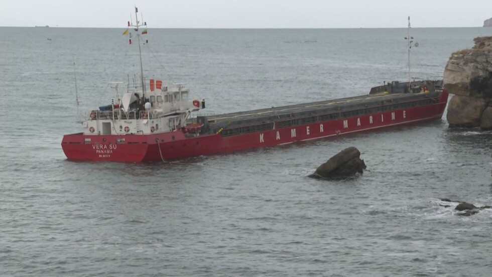 Заседналият край Камен бряг кораб: Водолаз твърди, че има разлив от азотните торове
