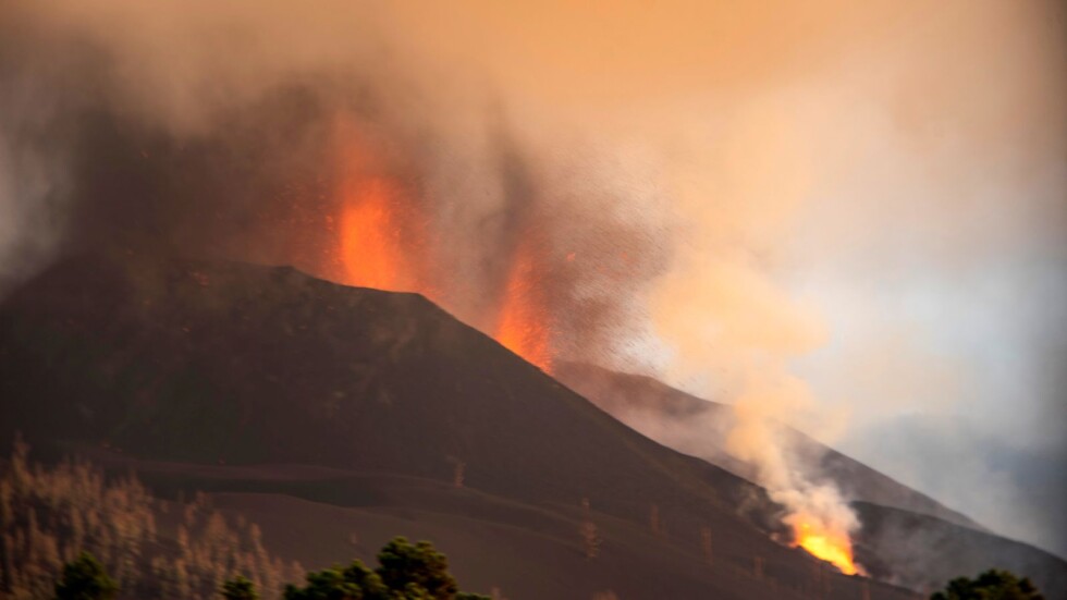 След кратка пауза: Вулканът на Ла Палма отново изригва лава и дим 