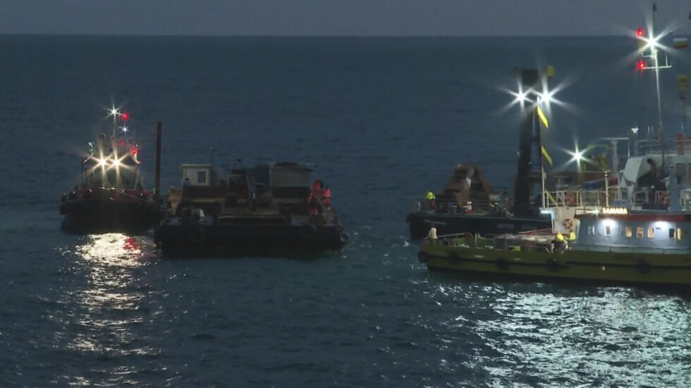 Разтоварването на заседналия кораб край Камен бряг: Част от азотните торове падат в морето