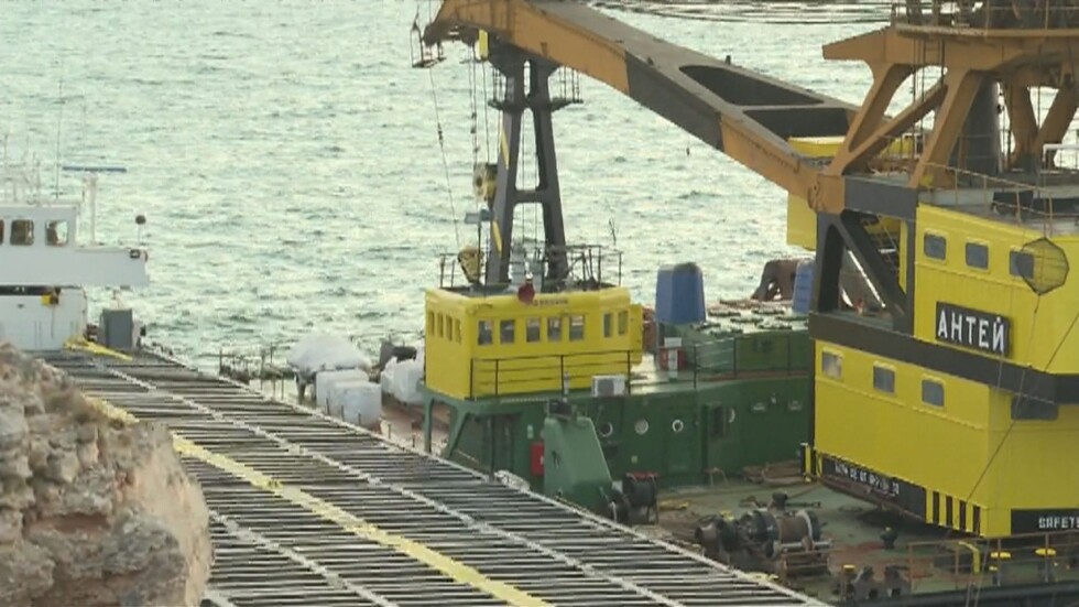Заседналият кораб: Повреда в една от машините спря операцията по разтоварване