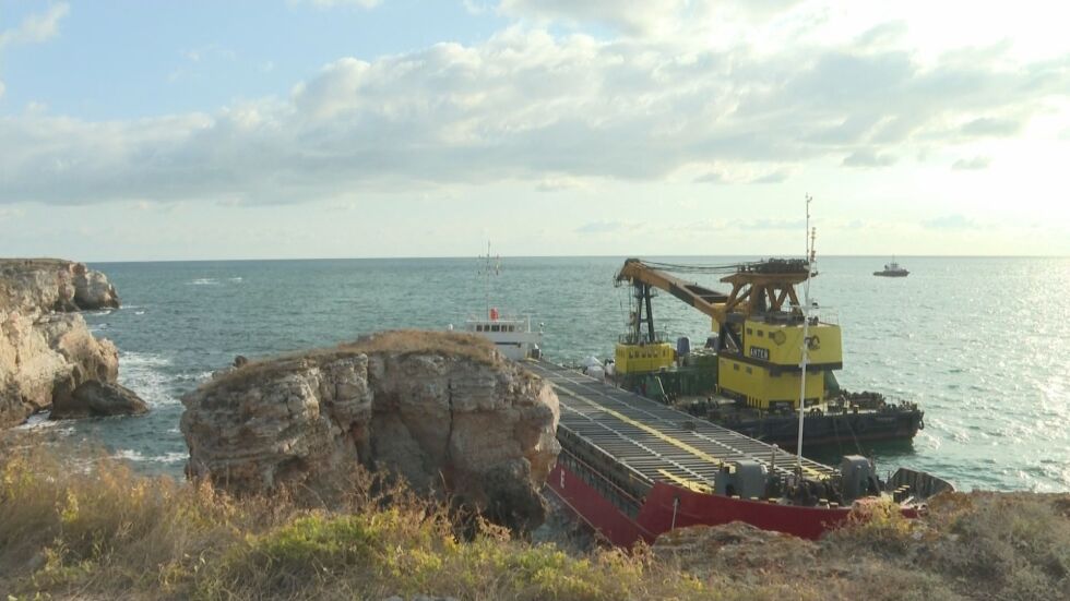 МОСВ спря дейностите по разтоварването на кораба край Камен бряг