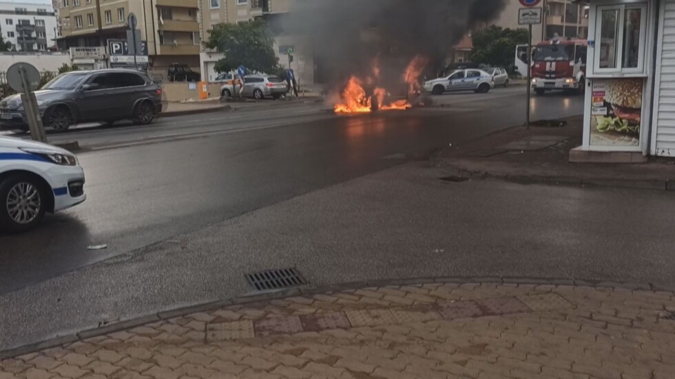 Кола избухна в пламъци до метростанция в София (ВИДЕО)
