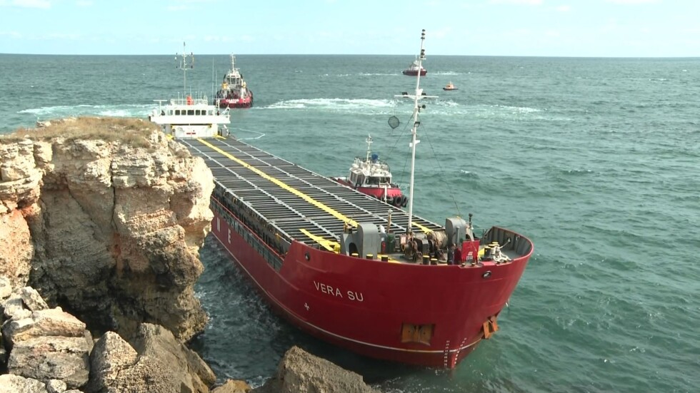 Все още няма решение за ситуацията със заседналия кораб край Камен бряг