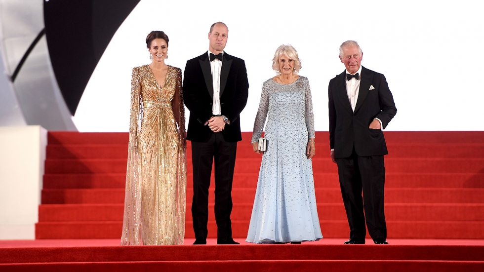 Кейт Мидълтън блести в златиста рокля на премиерата на новия филм за Джеймс Бонд (ВИДЕО)