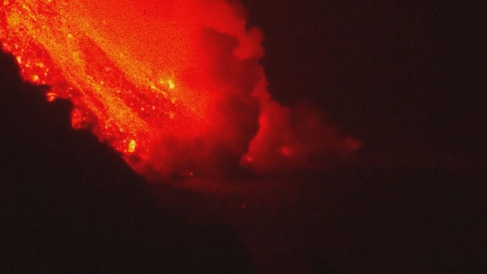 Вулканът на Ла Палма: Лавата достигна океана, може да има експлозии (ВИДЕО)