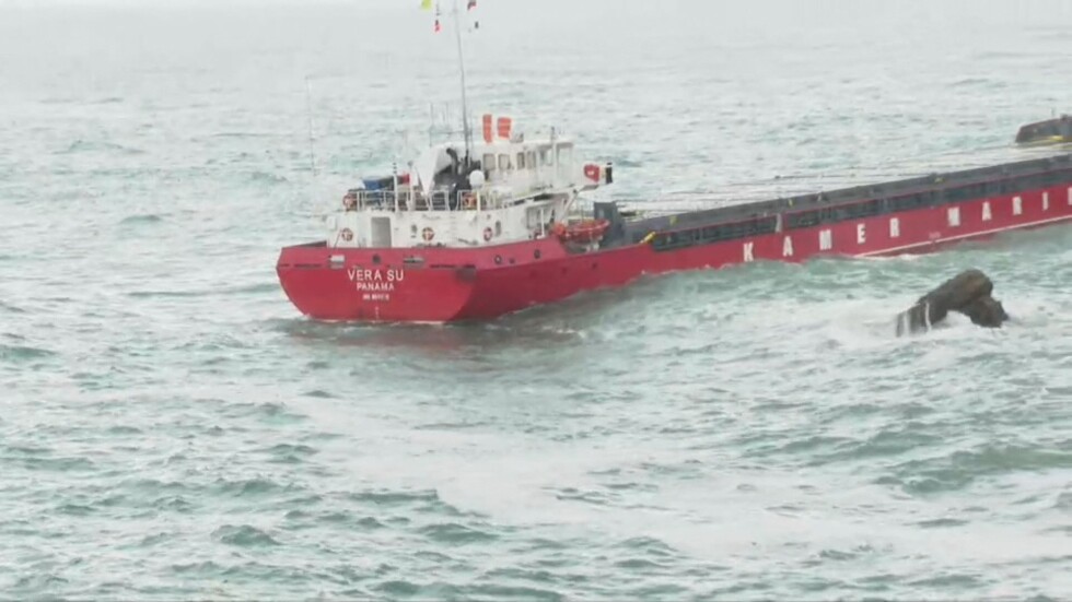 Властите са в готовност за евакуация на екипажа на заседналия кораб