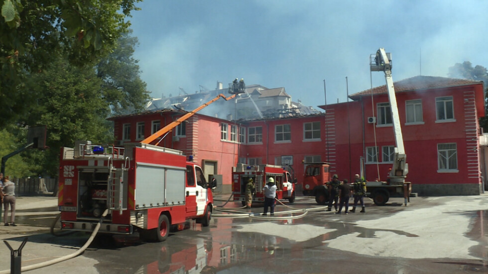 Пожар изпепели покрива на училище в Пловдив