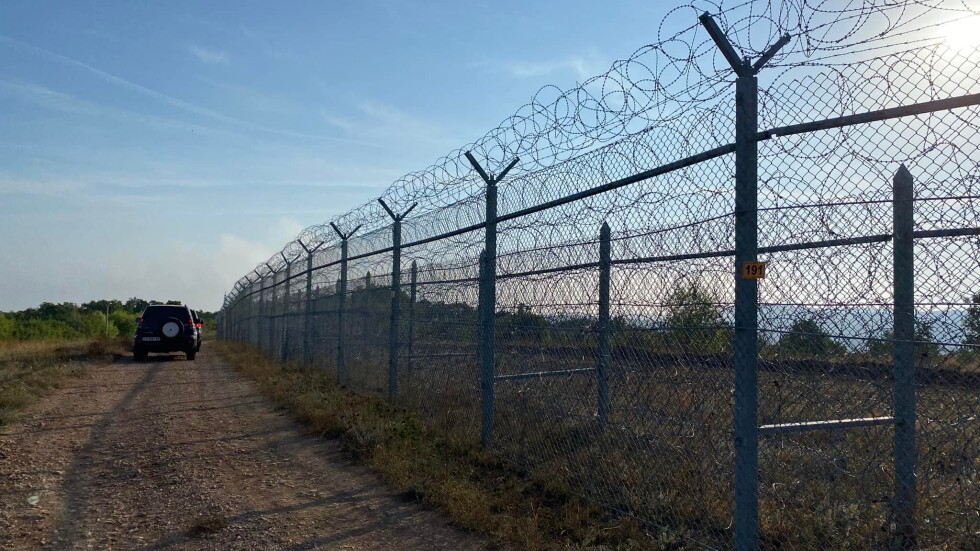 Наказват гранични полицаи: Служебни министри инспектираха оградата по границата с Турция