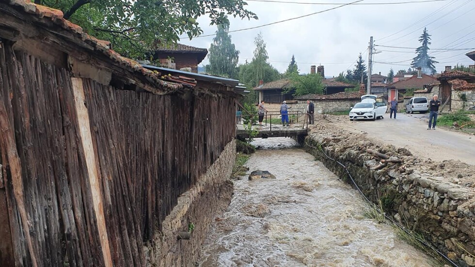 Наводнения къщи и в Копривщица, четири моста са залети (СНИМКИ)