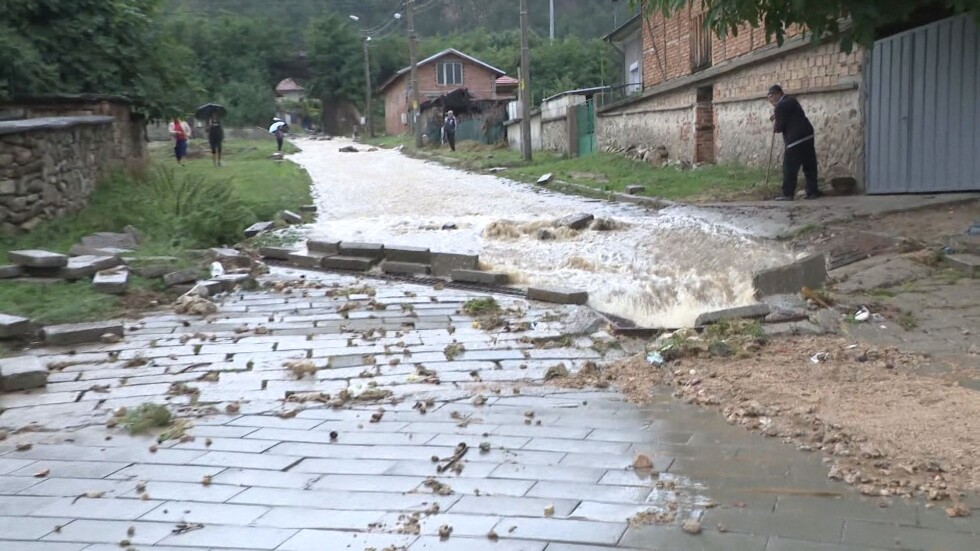 След дъждовете: Без ток и унищожени улици в село Розино 