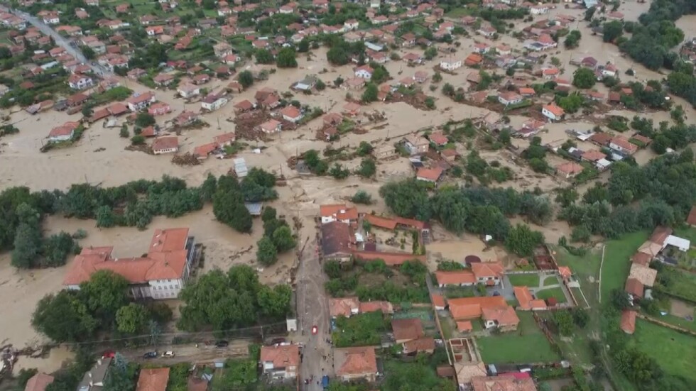 Воден ад в Карловско: Евакуация, отнесени мостове и разрушени улици (ОБЗОР)