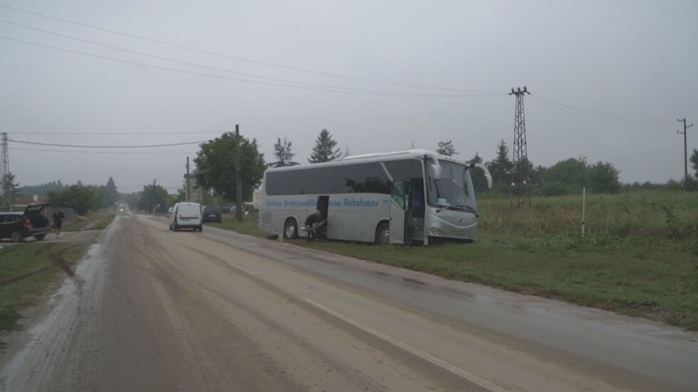 Наводненията в Добричко: Автобус с 30 работници е пометен от стихията