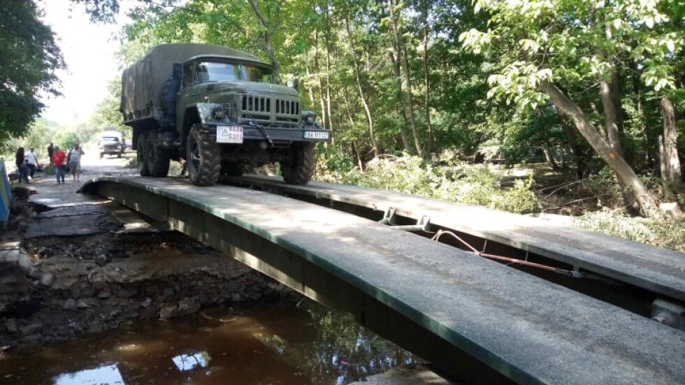Военнослужещи поставиха мост по пътя към село Богдан (ВИДЕО)