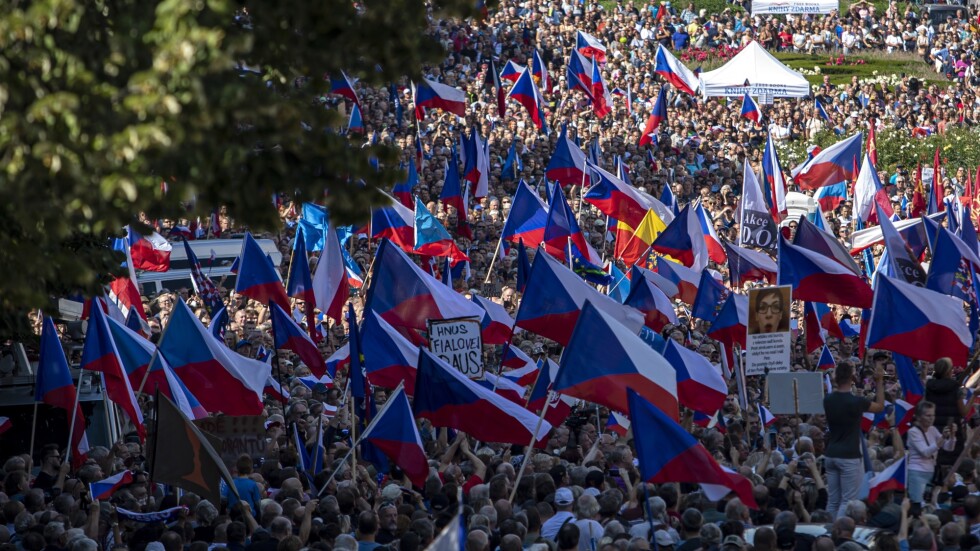 Десетки хиляди на антиправителствен протест в Прага