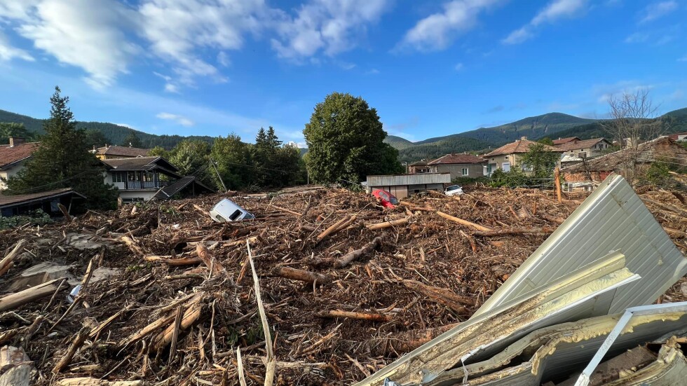 Доброволци помагат на хората от Слатина след наводнението, пожарната липсва 