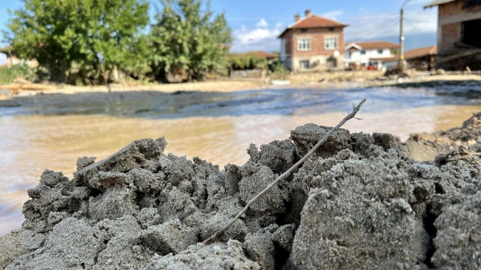 Започна възстановяването на водопроводите в Каравелово и Богдан
