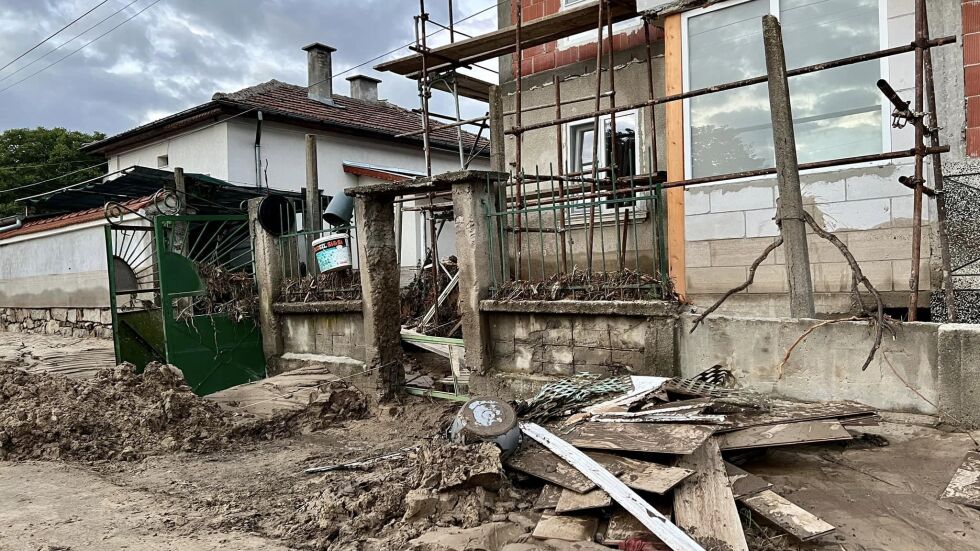 БЧК ще дари по 800 лв. на близо 400 домакинства в наводнените карловски села 