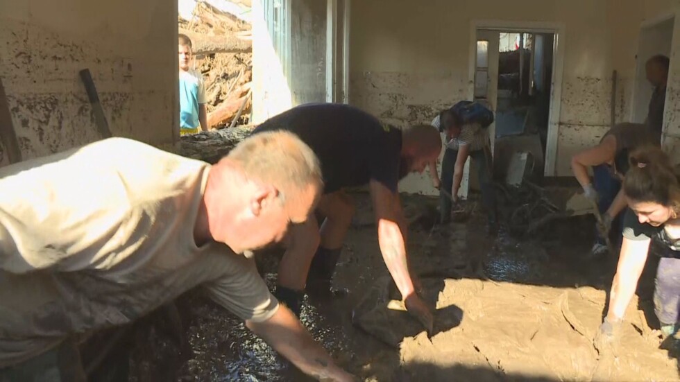 Домове, потънали в кал: Доброволци пристигат в наводненото Каравелово