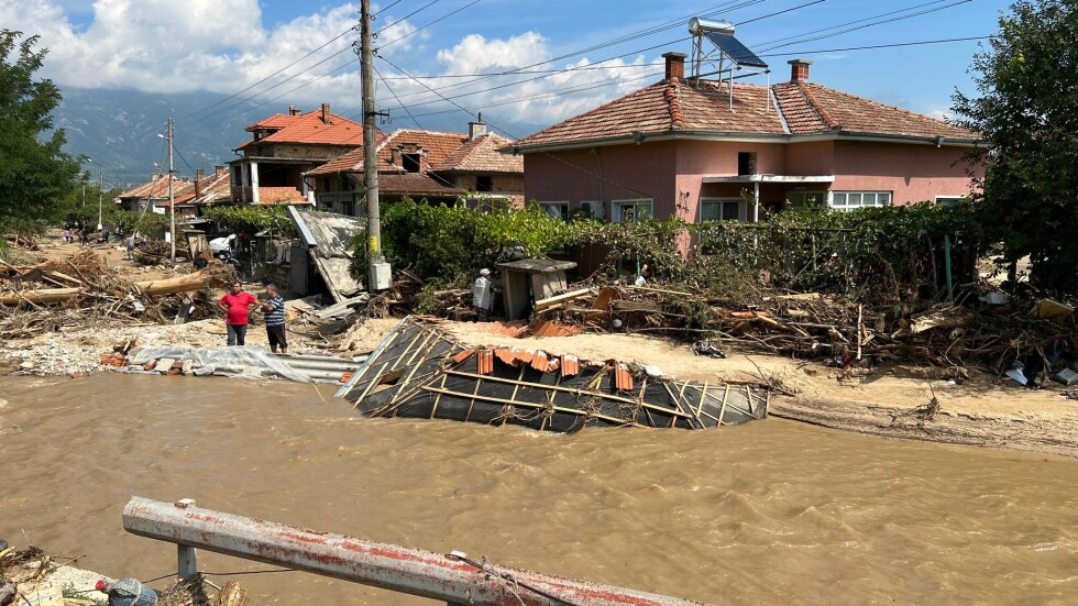 На третия ден от потопа: Тонове кал, тиня и унищожени домове (ОБЗОР)