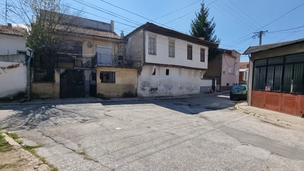 Родната къща на Димитър Талев тъне в разруха