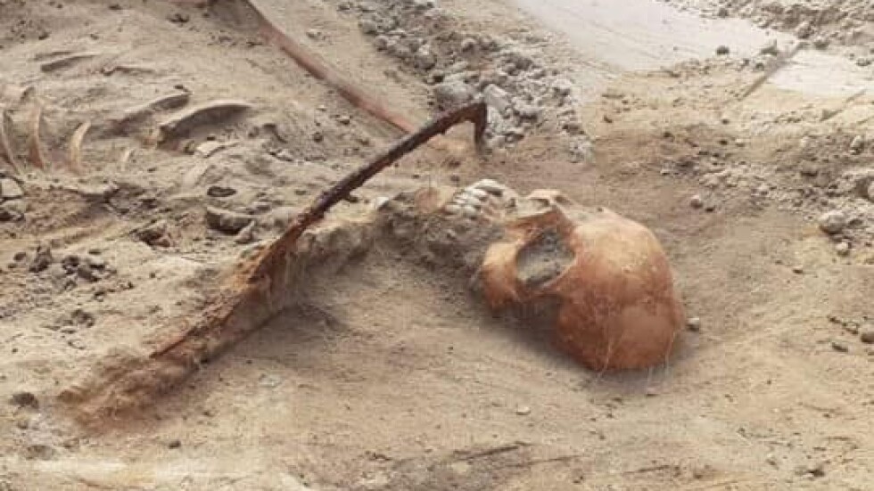 „Вампирско“ погребение: Археолози откриха скелет, прикован към земята (СНИМКИ)