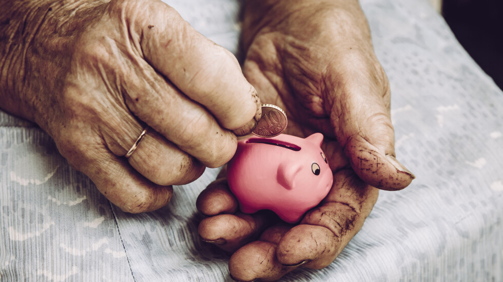 Стопяват ли се парите ни за втора пенсия?