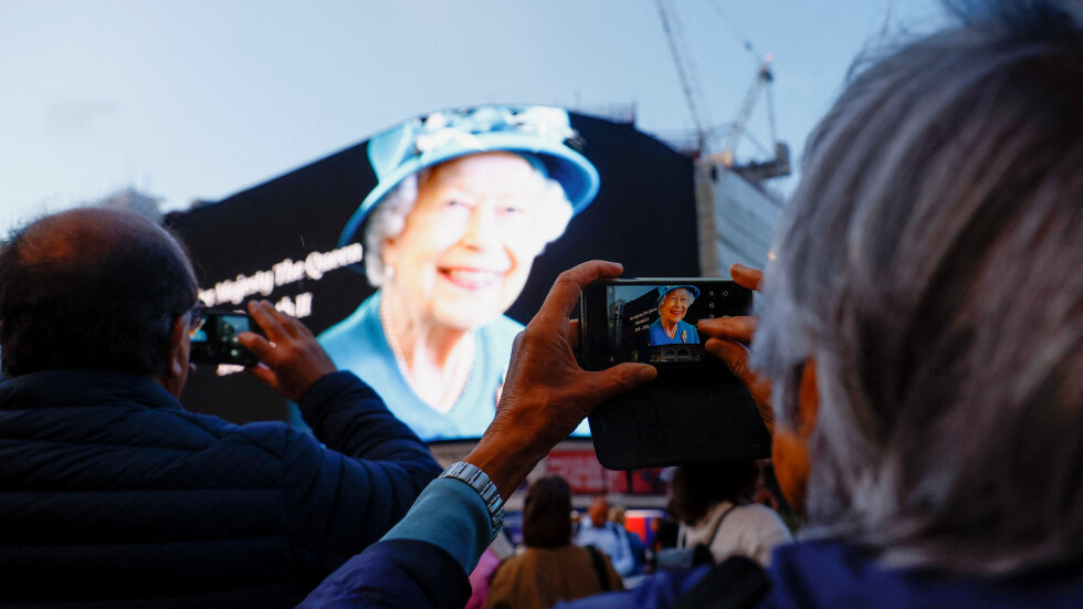 Усмихната и лъчезарна: Кралското семейство публикува нова снимка на Елизабет II