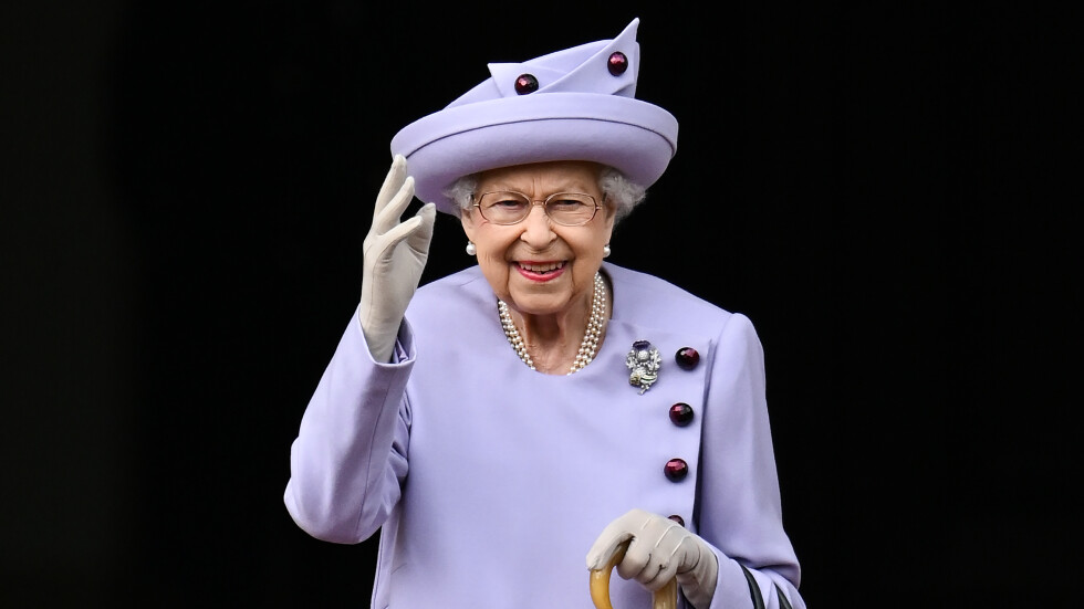 Как звездите от шоубизнеса реагираха на загубата на кралица Елизабет II