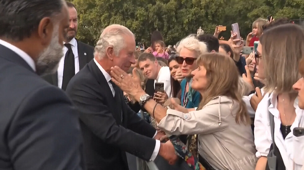 Крал Чарлз III се поздрави с народа пред Бъкингамския дворец (ВИДЕО)