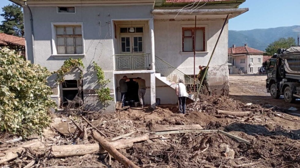 След бедствието в с. Слатина: Доброволци помагат за премахването на пясъка и калта от къщите