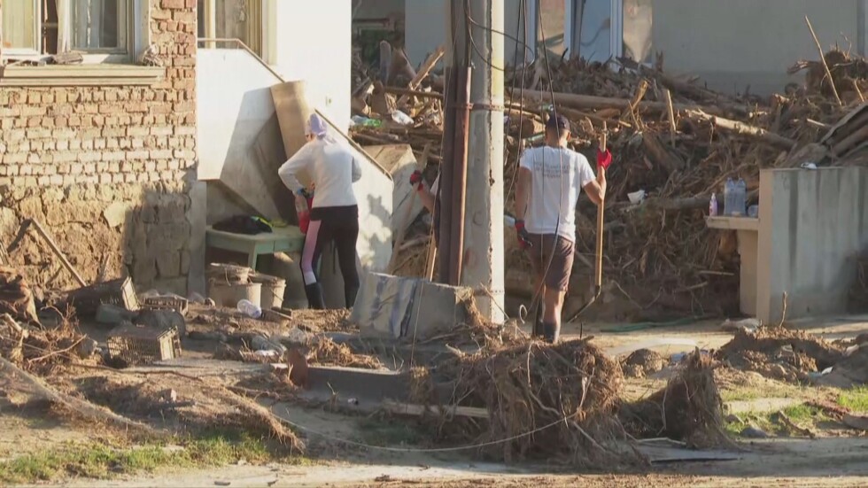 След наводненията: Хората в селата разчитат на помощта на държавата и доброволците
