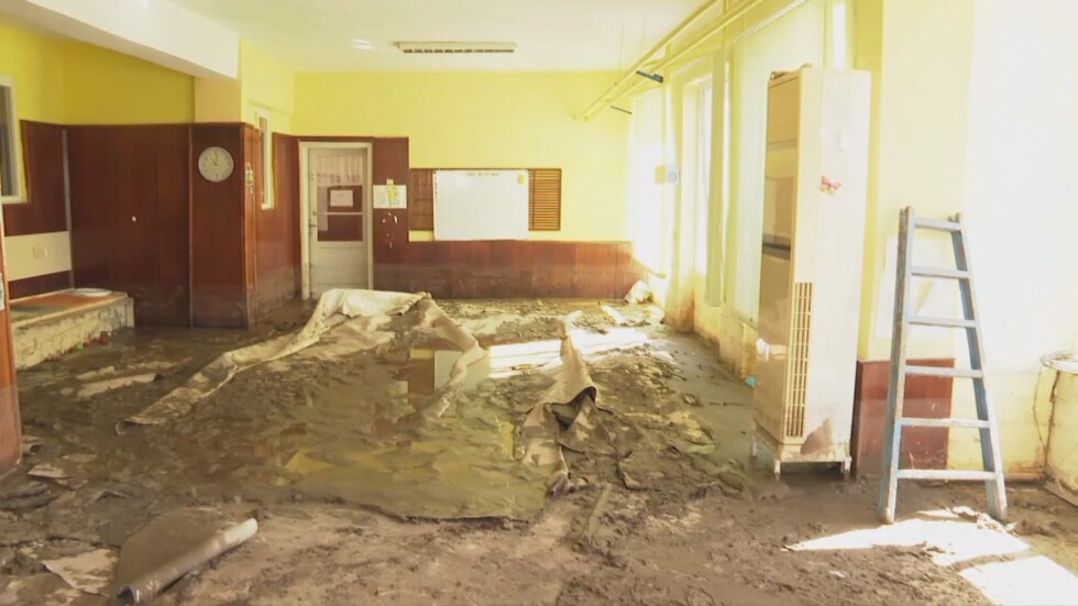 След наводнението: Детската градина в Каравелово засега е опасна дори за почистване