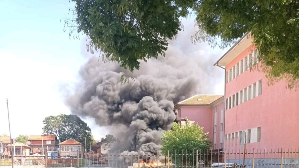 Пожар в двора на училище в Пловдив