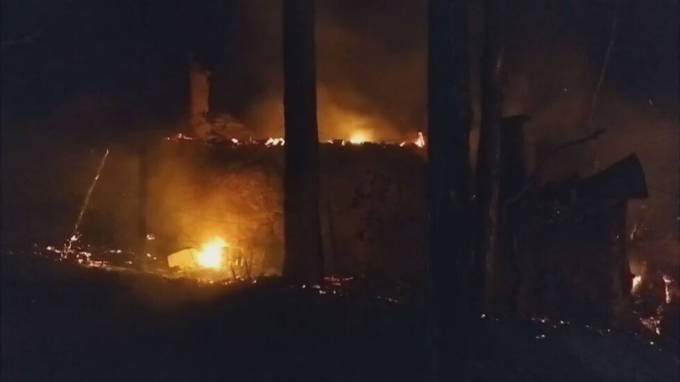 Пожар в постройка в казанлъшки парк вдигна на крак огнеборците (ВИДЕО)