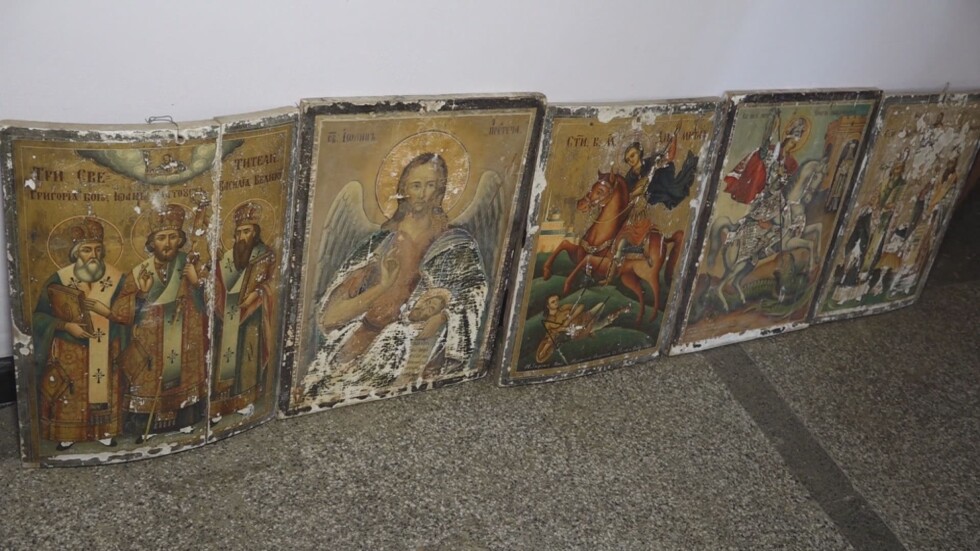 Ценна находка: Военен намери пет икони на повече от век в чувал край Средец