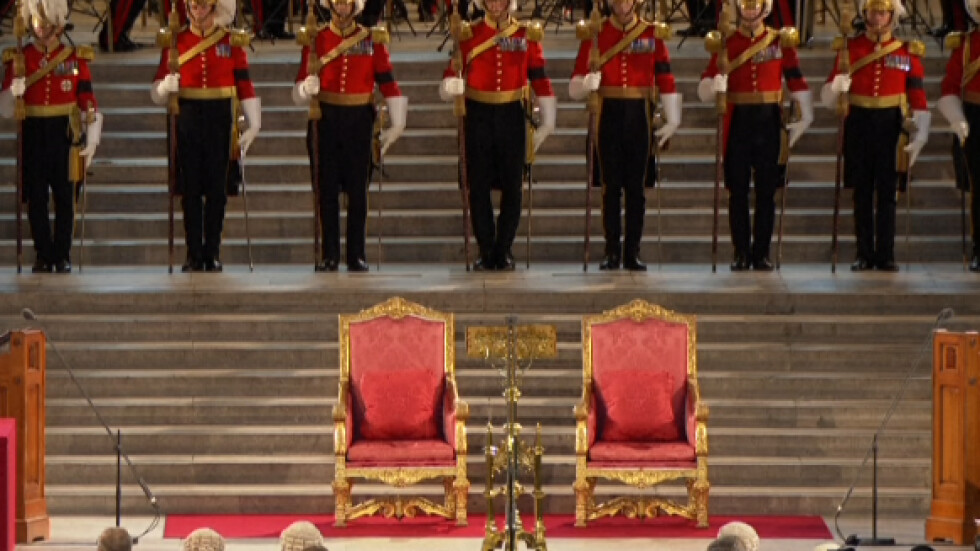 Чарлз III приема официално съболезнования от британския парламент 