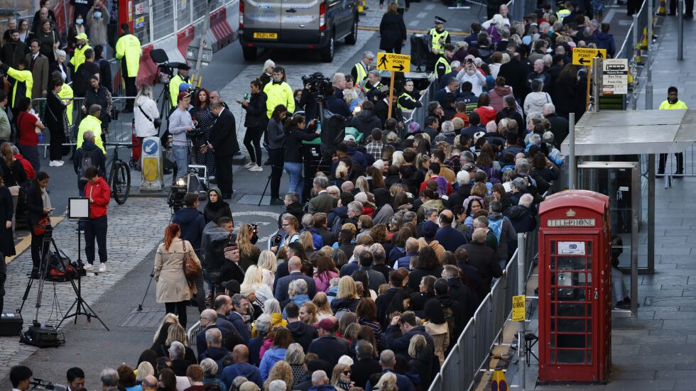 Последно сбогом: Хиляди шотландци се поклониха пред тленните останки на Елизабет II