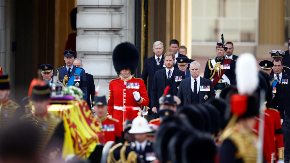 Пренасят тленните останки на Елизабет II в Уестминстър хол (ВИДЕО)